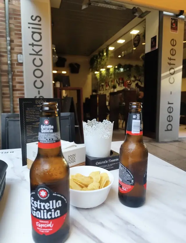 Dos cervezas y un cuenco de patatas fritas