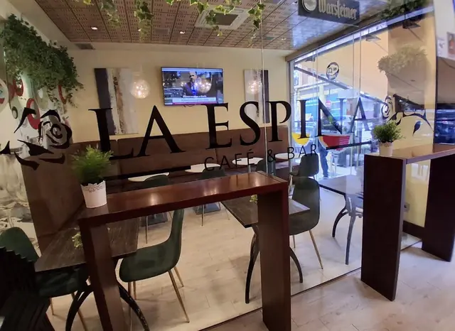 Interior con el nombre del local en el cristal