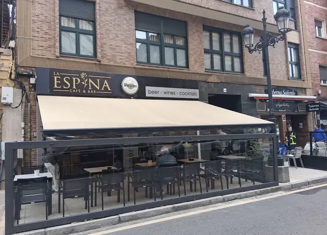 Fachada de La Espina café & bar con terraza cubierta por un toldo en la calle Bermúdez de Castro