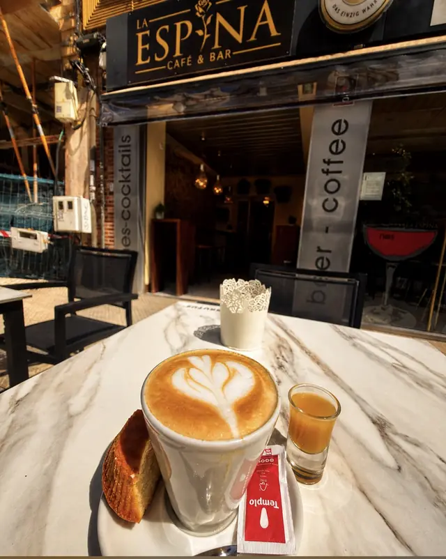 Café con corazón de espuma en la terraza